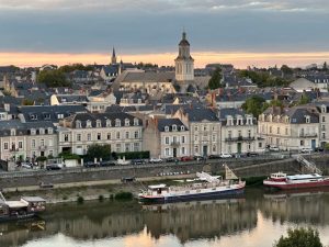 Évaluation des prix immobiliers dans le centre-ville de Nantes, avec une forte demande pour les appartements anciens.